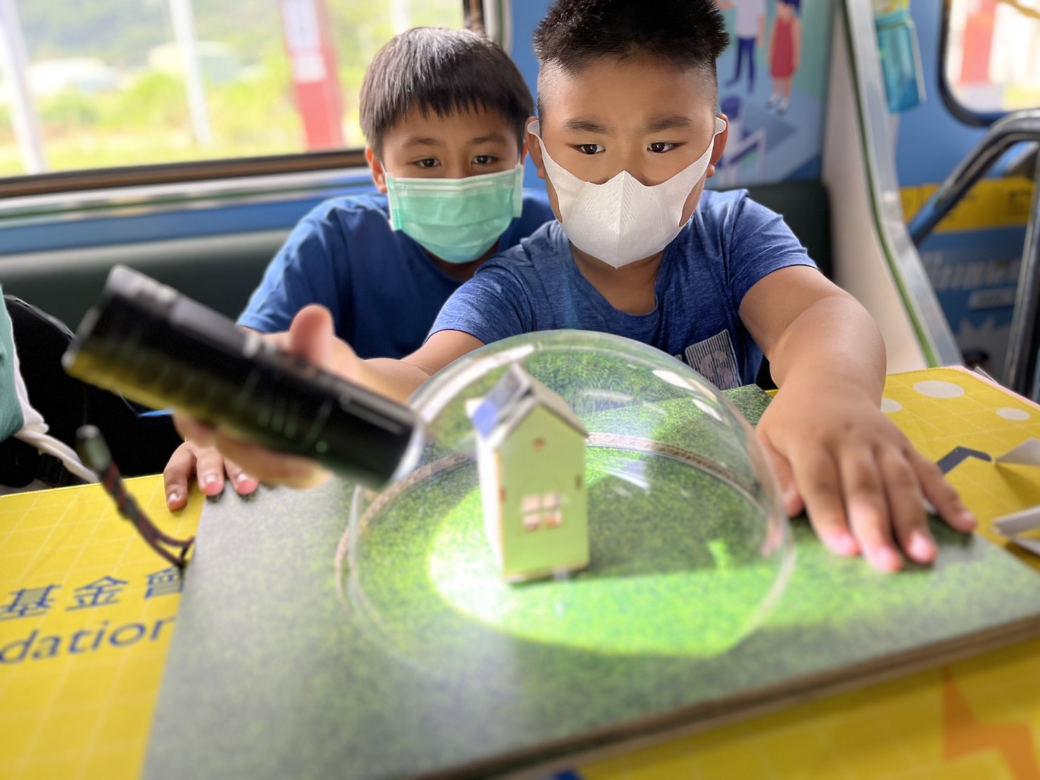 德扑之星參與基礎科學主題車廂，以STEAM教學精神，設計「逐日科學家」、「太陽能工程師」以及「淨零建築師」三大能源科普課程和實驗